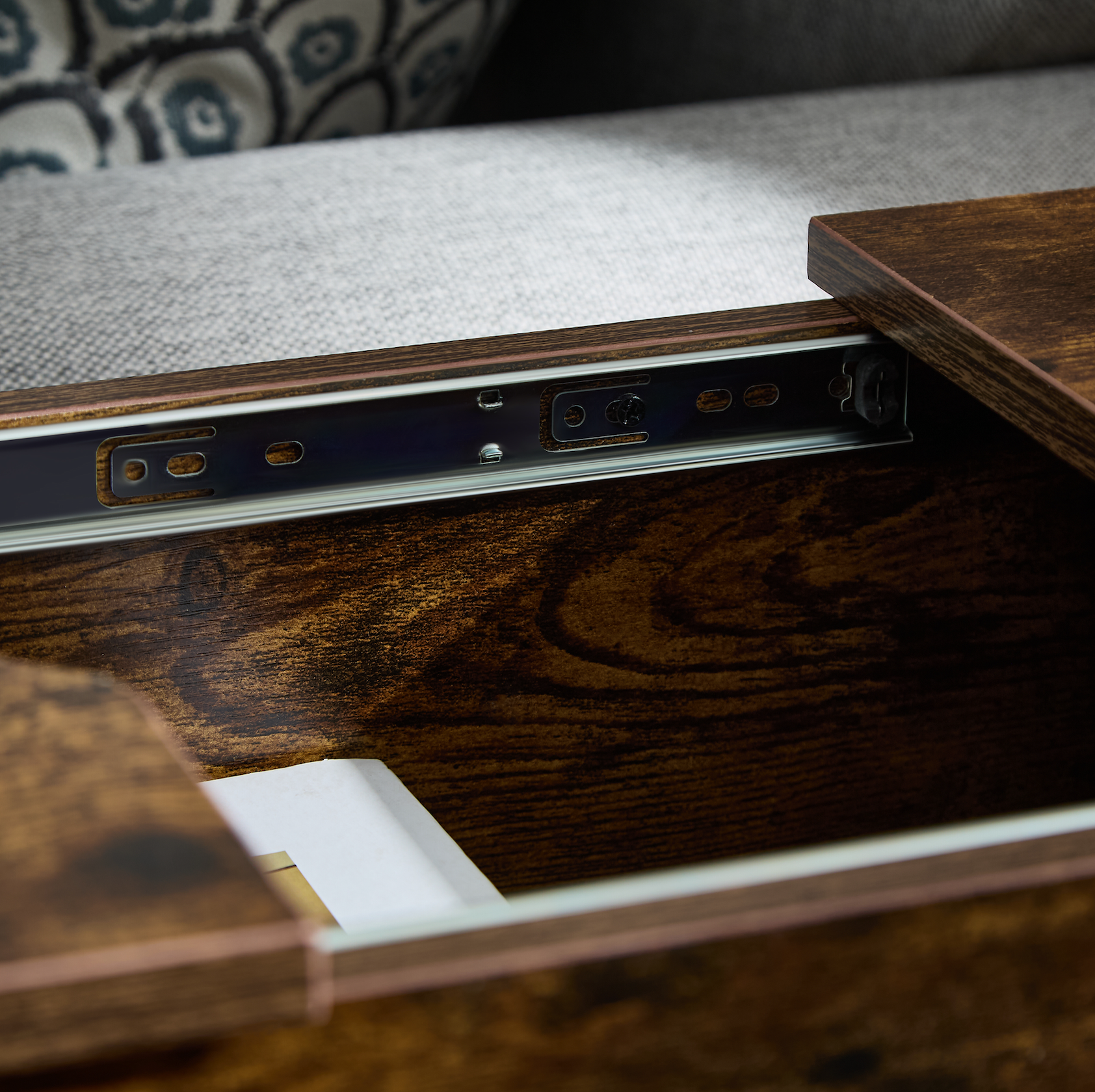 Mesa Auxiliar Atigrada con Regleta Eléctrica y Estación de Carga USB – Ideal para Cargar Dispositivos