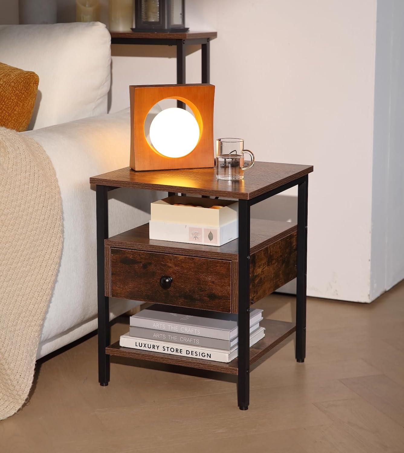 Buró Atigrado con Regleta, Carga USB, Cajón y Estante – Ideal para Recámara o Estudio