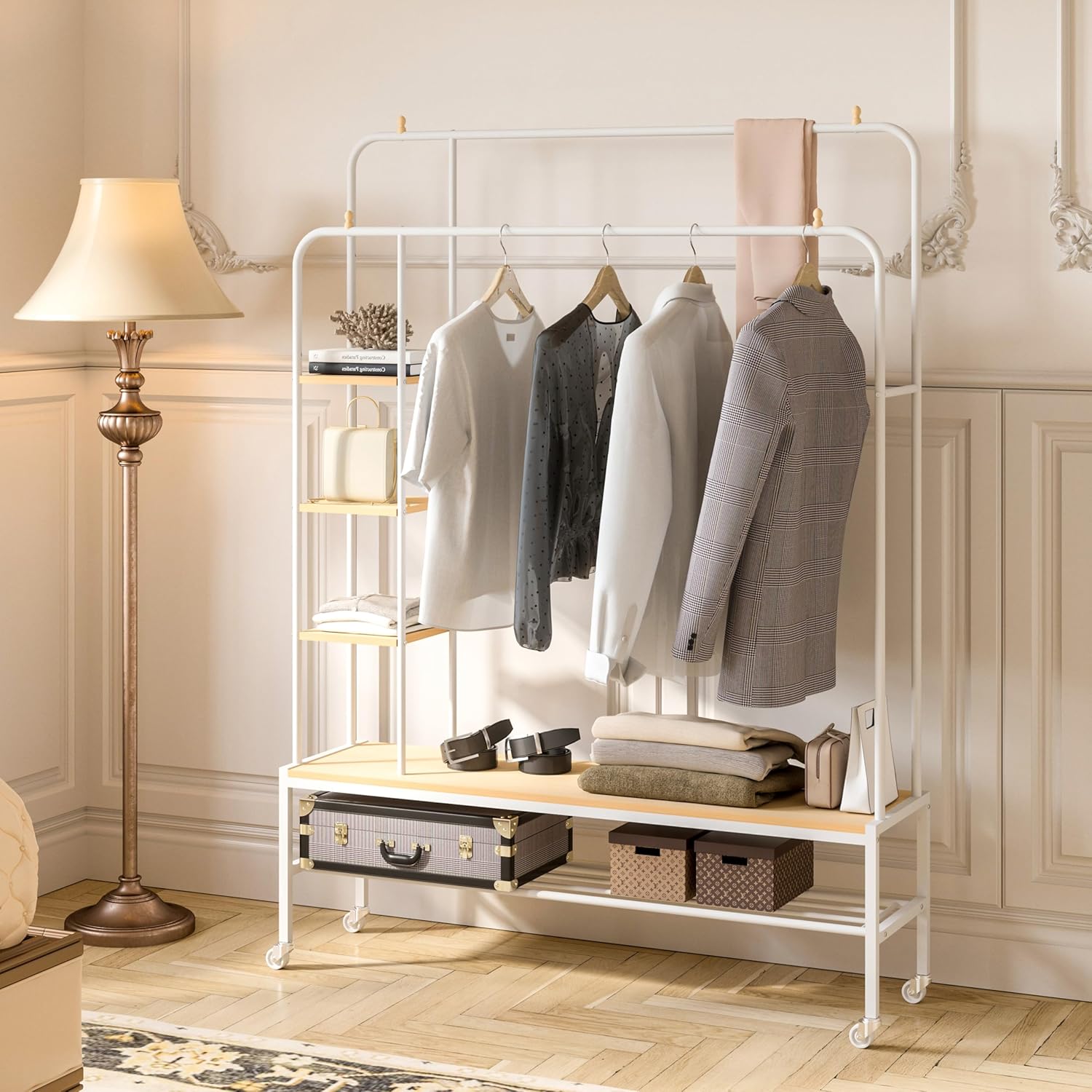 Perchero de Ropa con Ruedas y Doble Barra con 3 Repisas para Bolsos y Gorras y Un Estante Zapatero