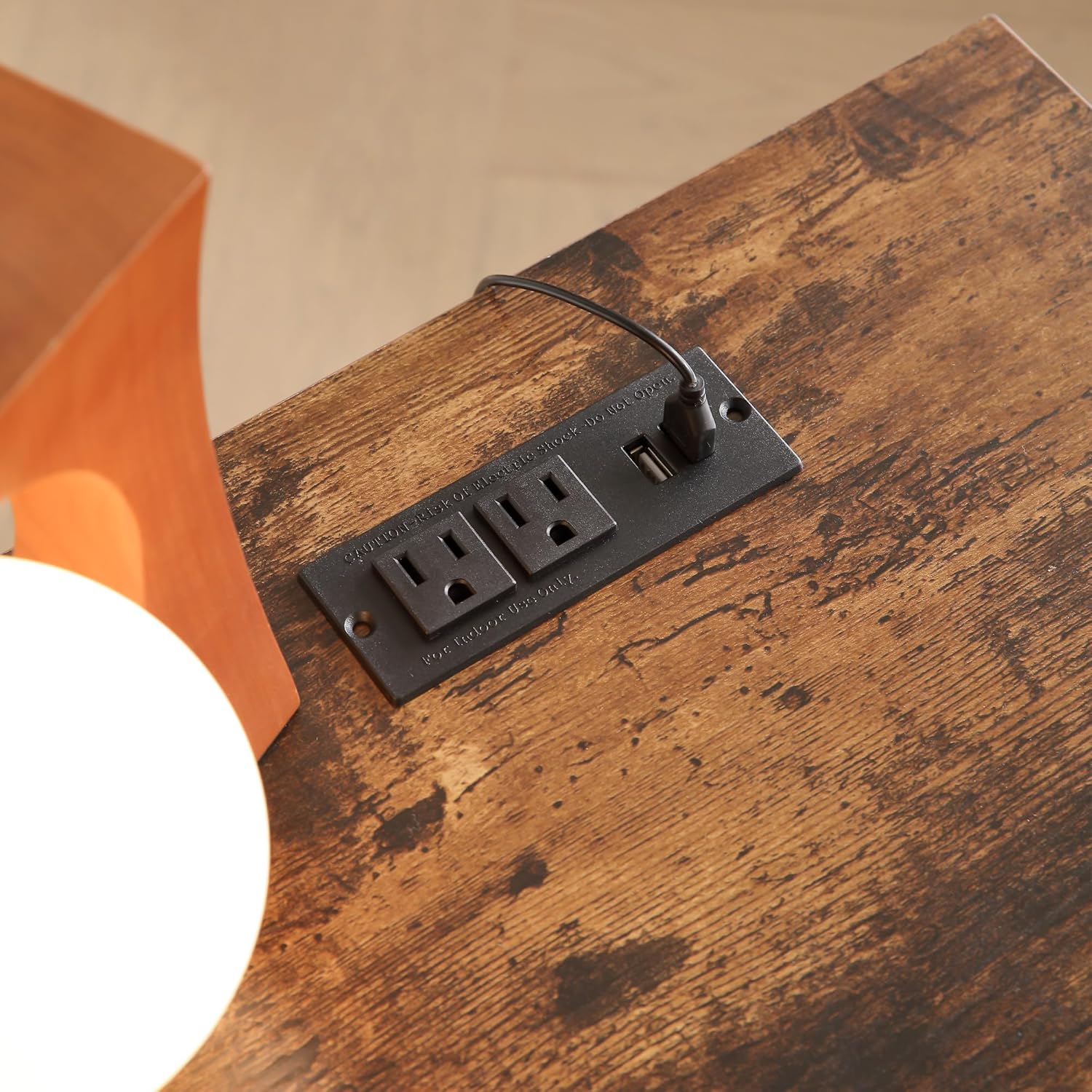 Buró Atigrado con Regleta, Carga USB, Cajón y Estante – Ideal para Recámara o Estudio