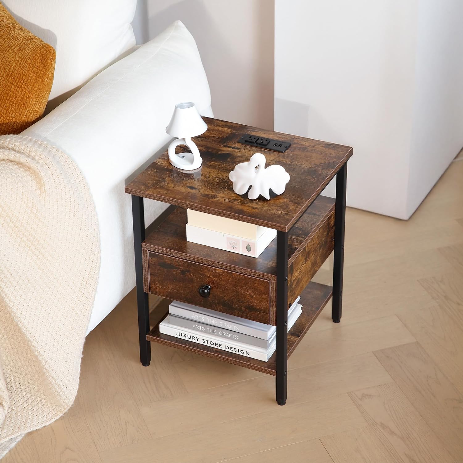 Buró Atigrado con Regleta, Carga USB, Cajón y Estante – Ideal para Recámara o Estudio