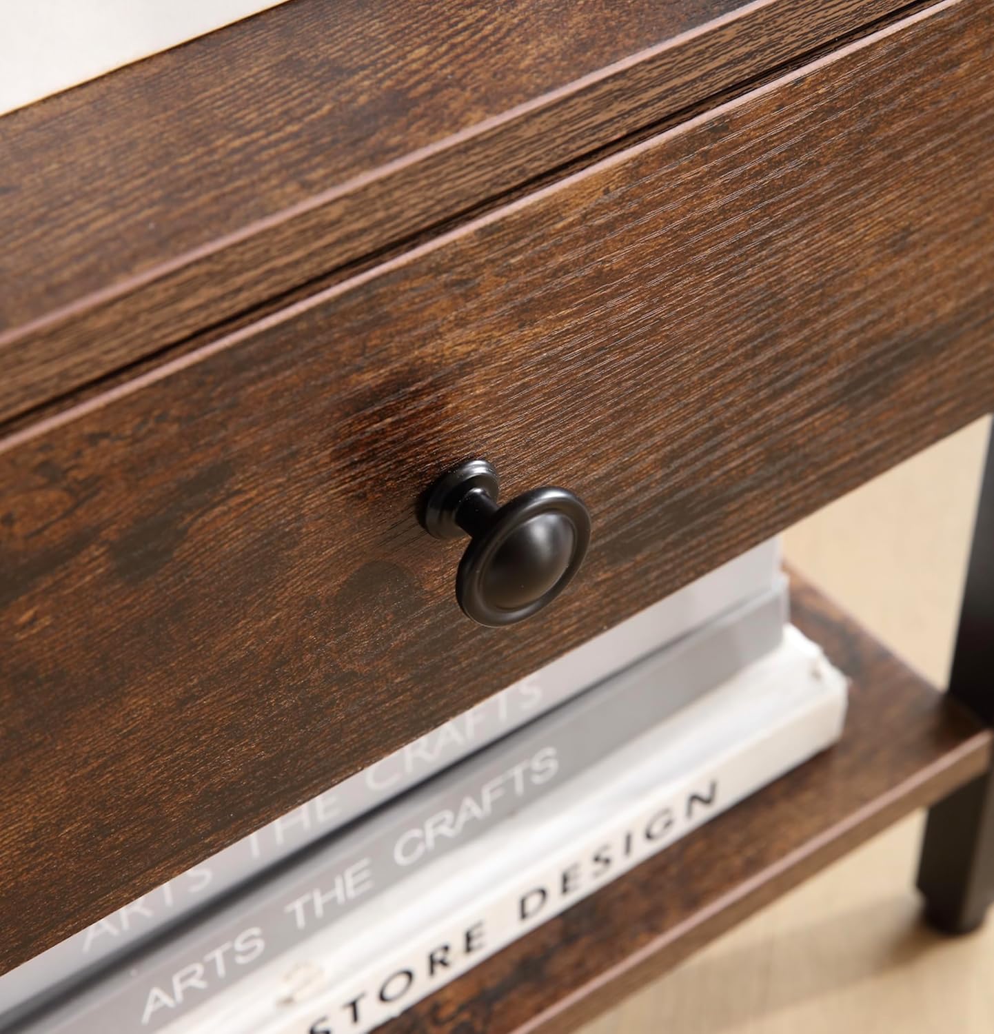 Buró Atigrado con Regleta, Carga USB, Cajón y Estante – Ideal para Recámara o Estudio