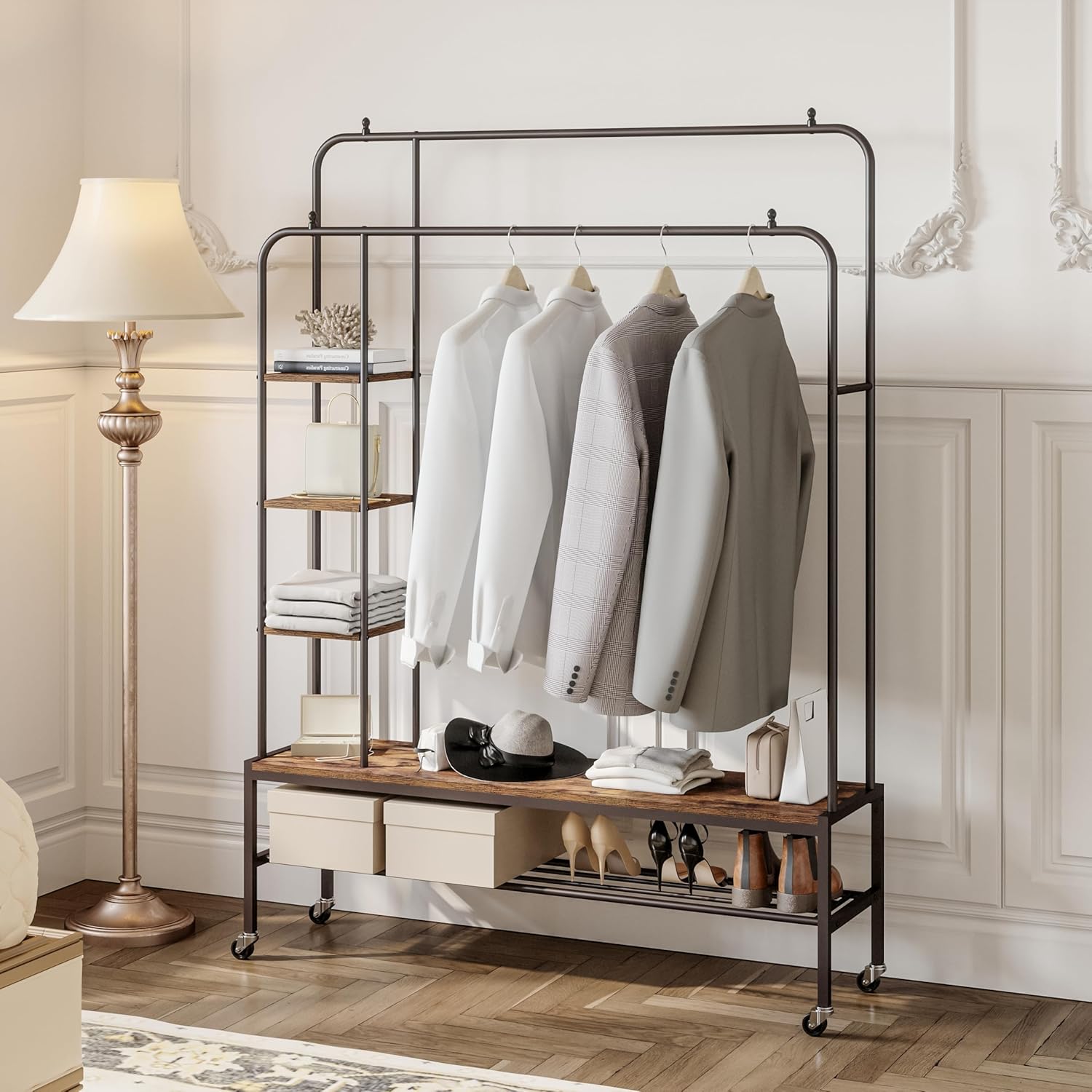 Perchero de Ropa con Ruedas y Doble Barra con 3 Repisas para Bolsos y Gorras y Un Estante Zapatero