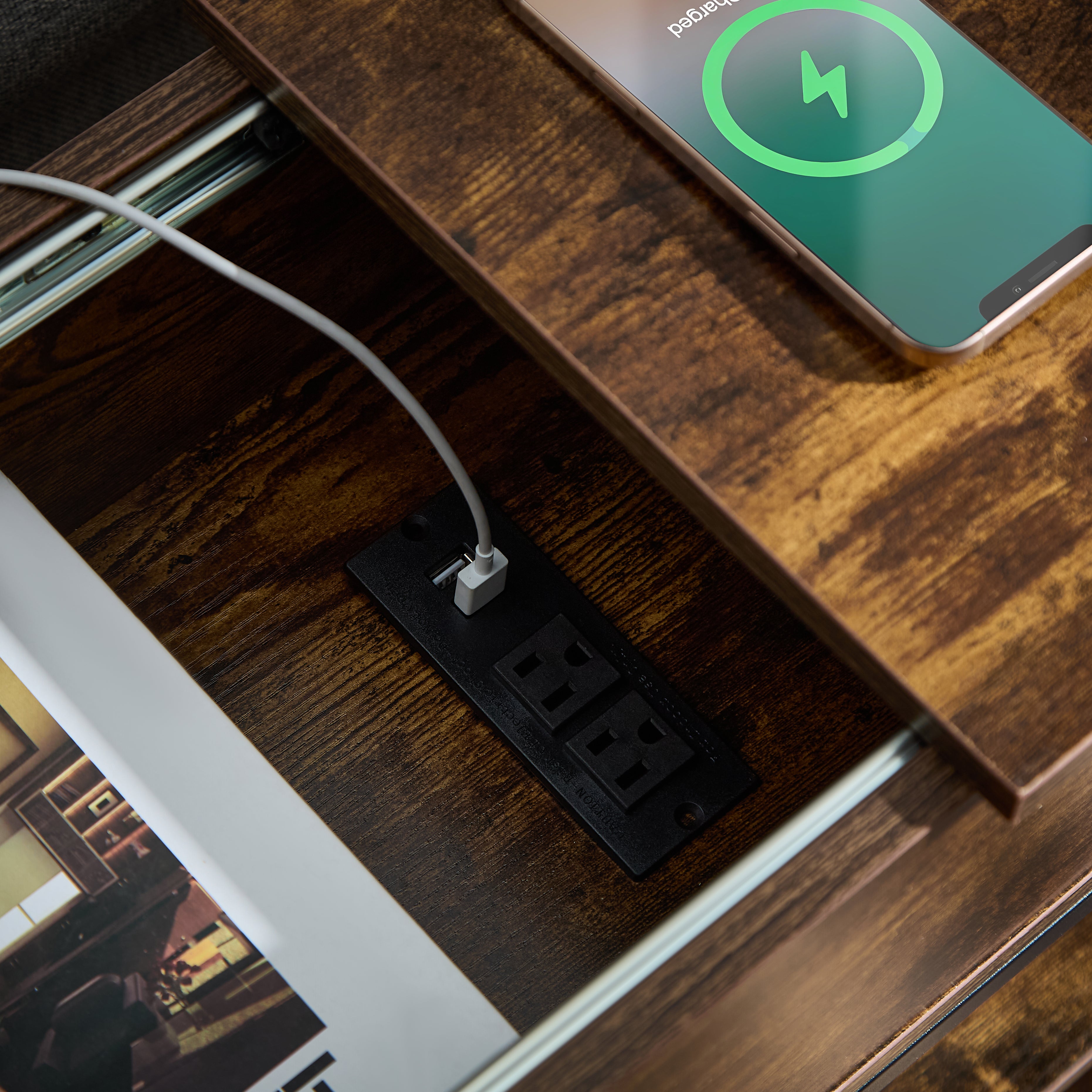 Mesa Auxiliar Atigrada con Regleta Eléctrica y Estación de Carga USB – Ideal para Cargar Dispositivos