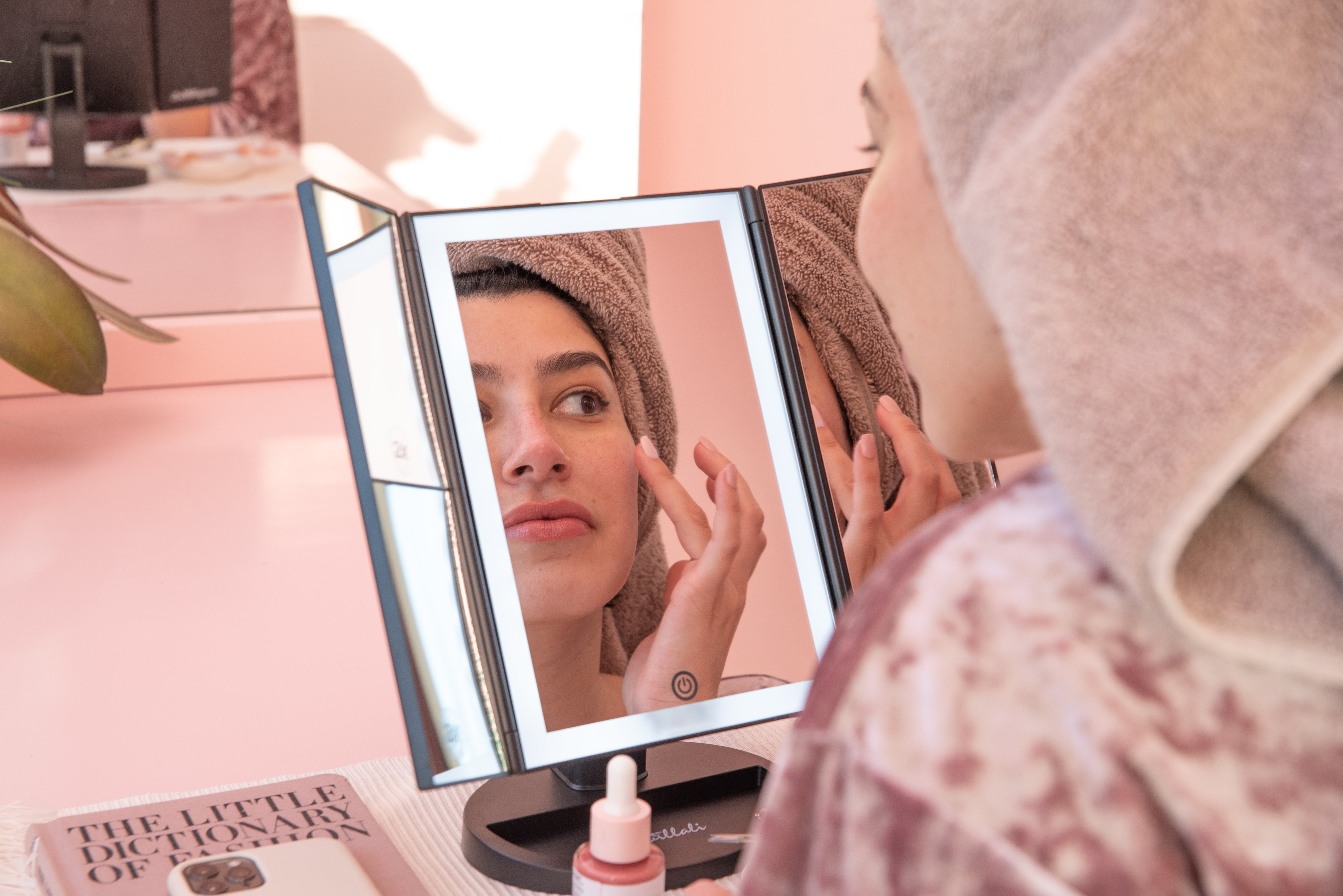 Espejo de Maquillaje Tríptico con 72 LEDs, Iluminación Ajustable y Aumento 1X/2X/3X