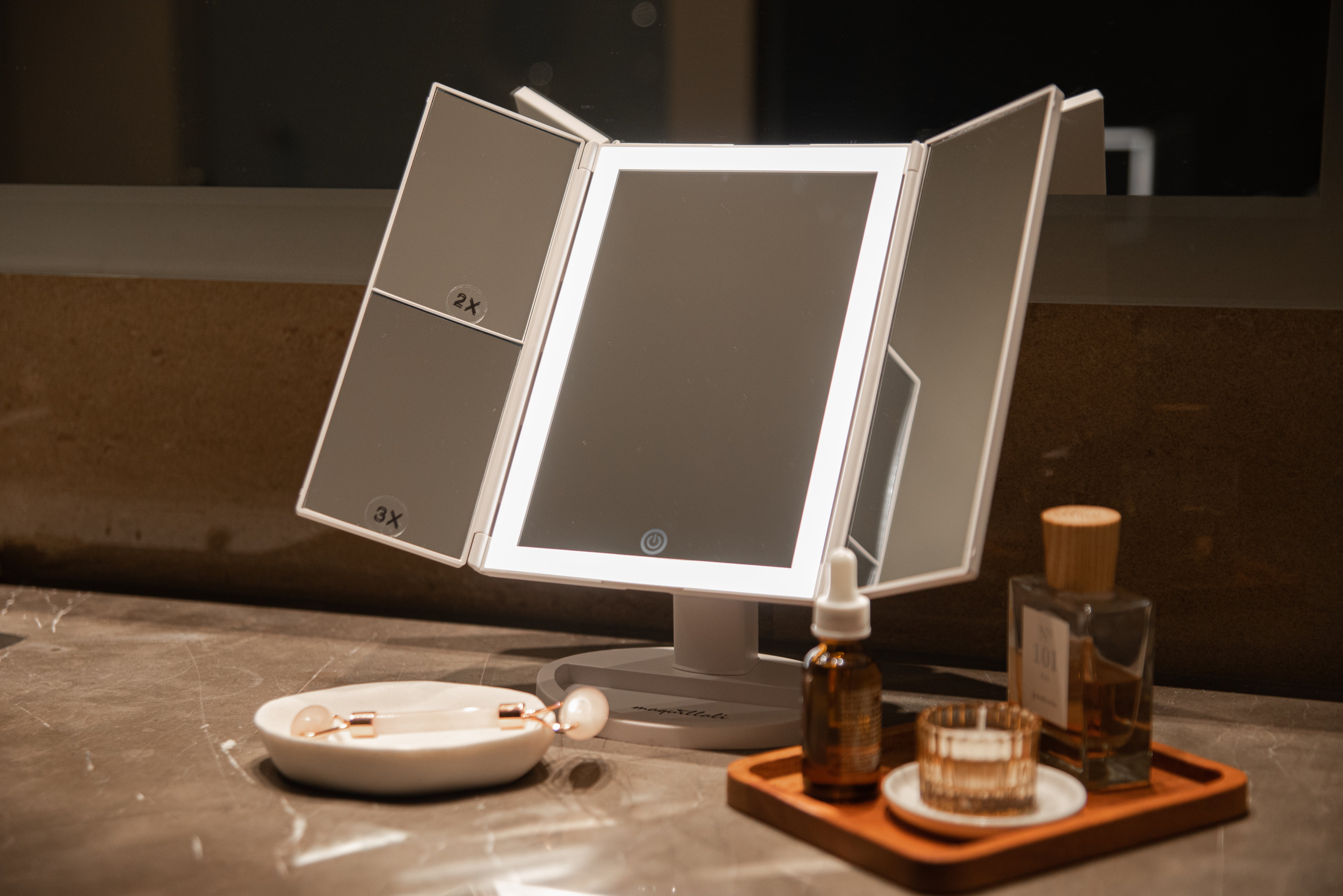 Espejo de Maquillaje Tríptico con 72 LEDs, Iluminación Ajustable y Aumento 1X/2X/3X