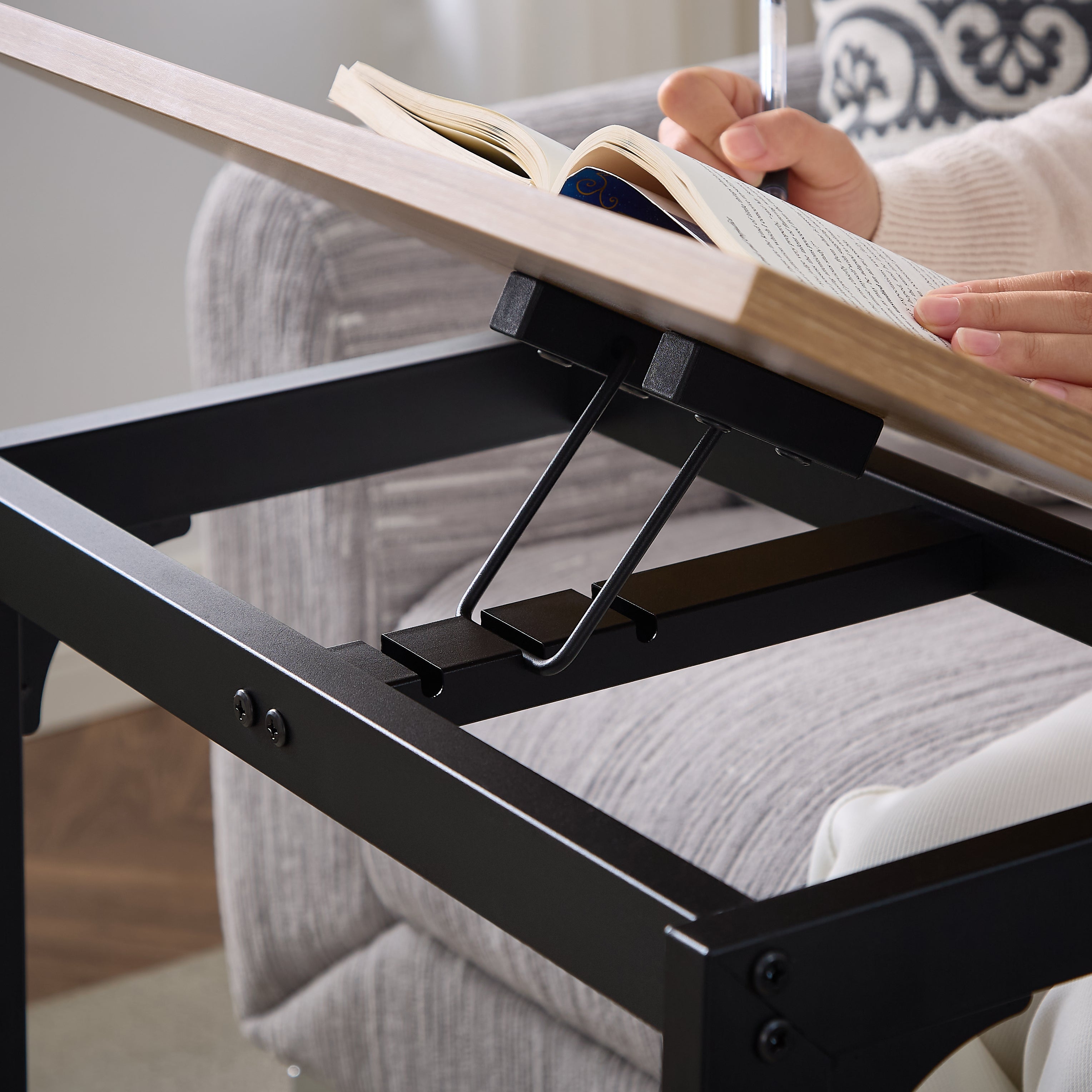 Mesa Auxiliar Tipo C con Tablero Inclinado – Ideal para Laptop, Lectura o Café en Sofá o Cama