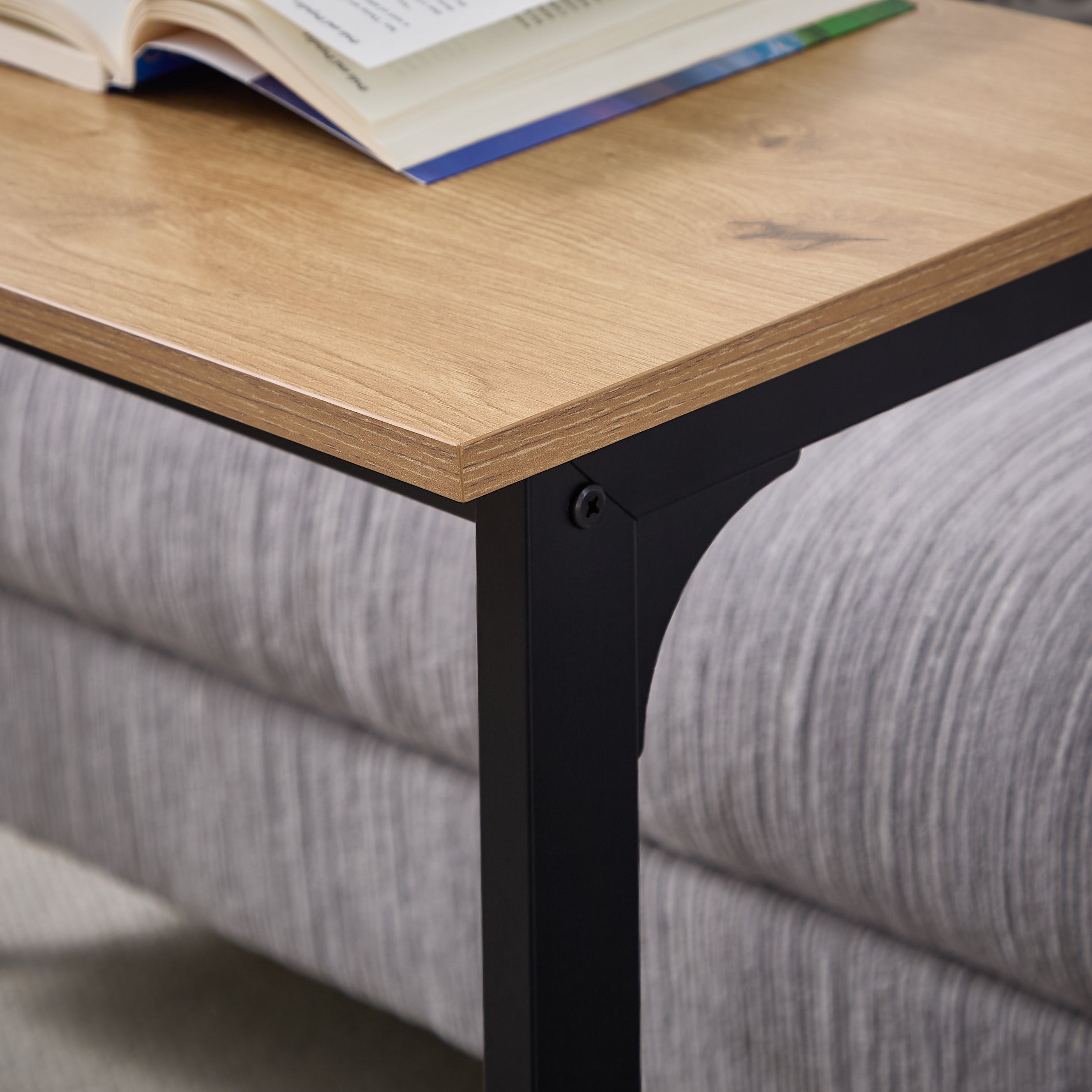 Mesa Auxiliar Tipo C con Tablero Inclinado – Ideal para Laptop, Lectura o Café en Sofá o Cama