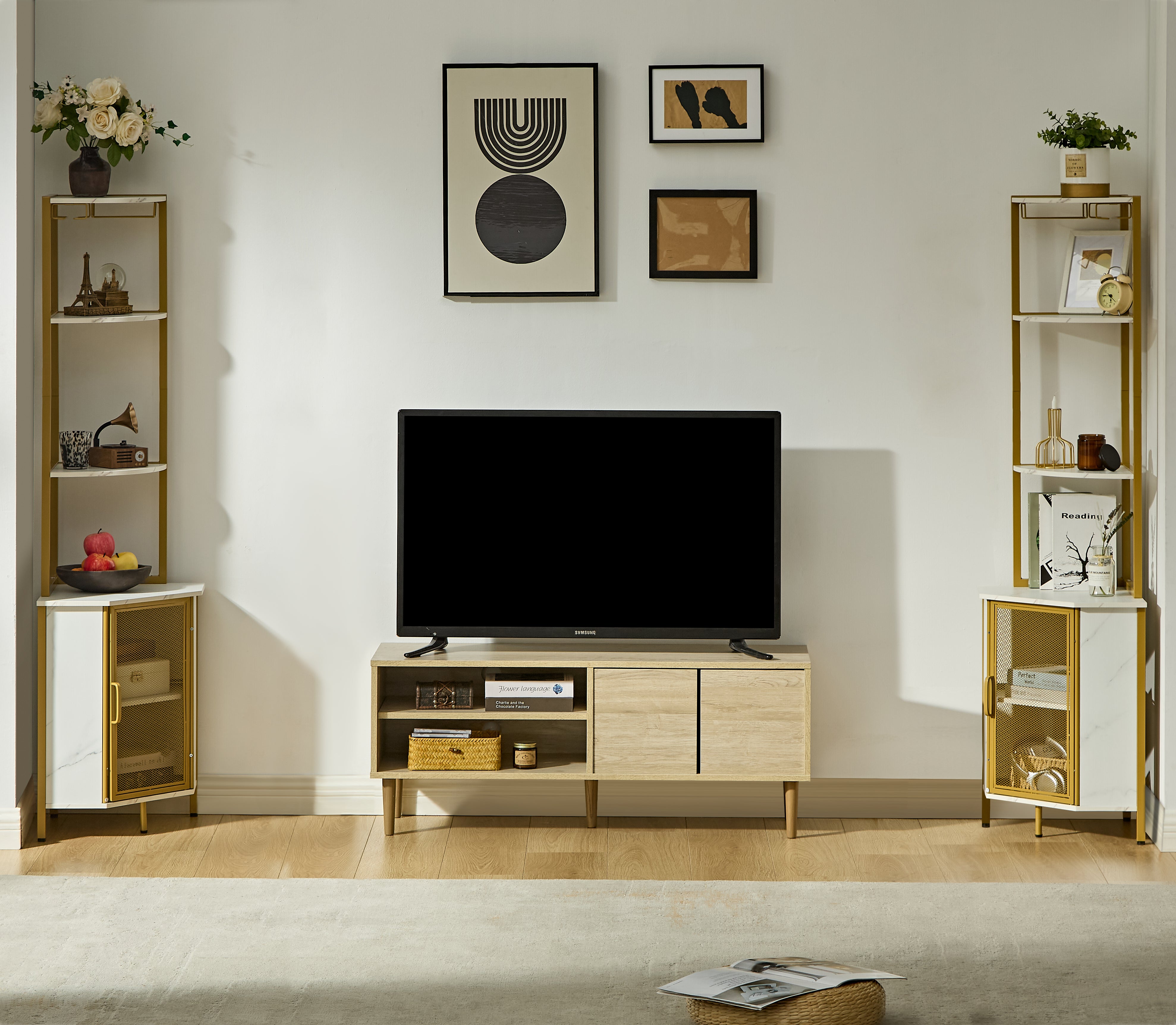 Estación de Bar y Café en Esquina con Estantes, Rack de Copas y Puerta de Malla